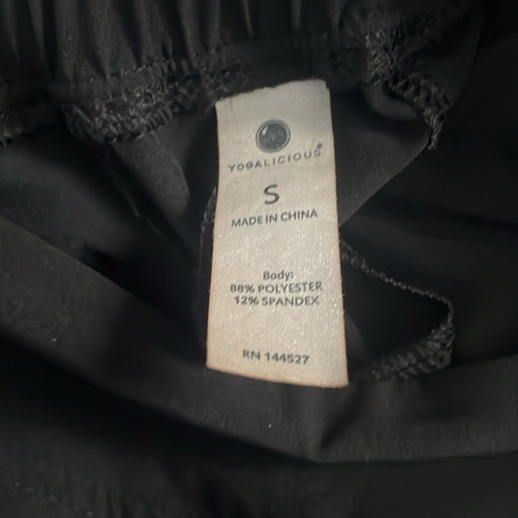 Yogalicious black ankle pants Size Small hip to hip 15” inseam 27” - Picture 7 of 8